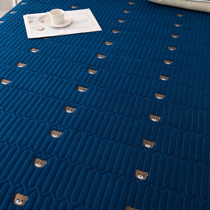 91家纺网 家纺一手货源 找家纺 云木里 2025新款秋冬牛奶绒刺绣夹棉床笠 三色熊-蓝色