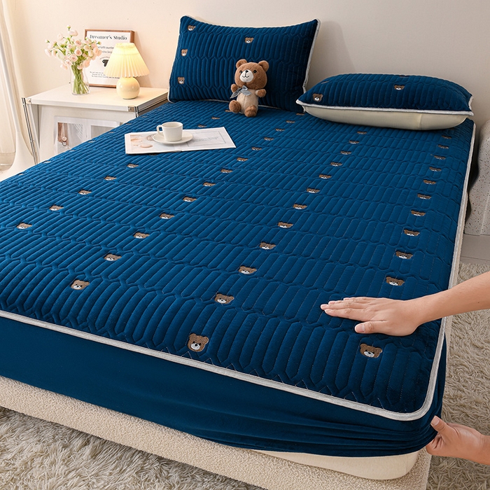 91家纺网 家纺一手货源 找家纺 云木里 2025新款秋冬牛奶绒刺绣夹棉床笠 三色熊-蓝色