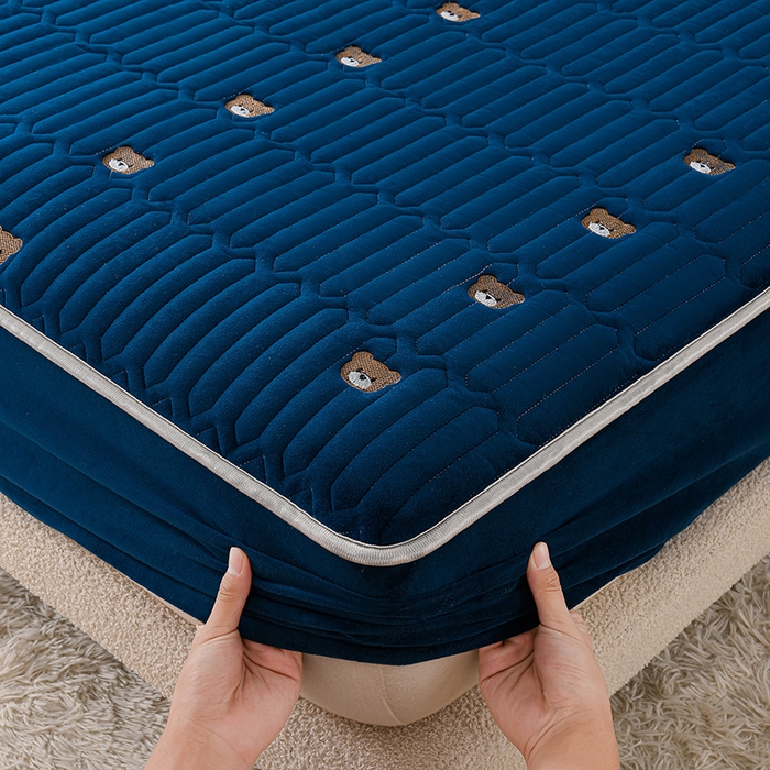 91家纺网 家纺一手货源 找家纺 云木里 2025新款秋冬牛奶绒刺绣夹棉床笠 三色熊-蓝色