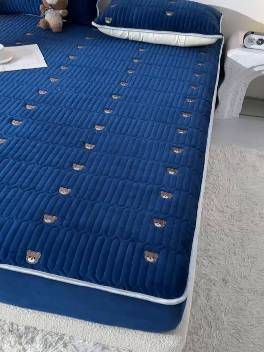 91家纺网 家纺一手货源 找家纺 云木里 2025新款秋冬牛奶绒刺绣夹棉床笠 三色熊-蓝色