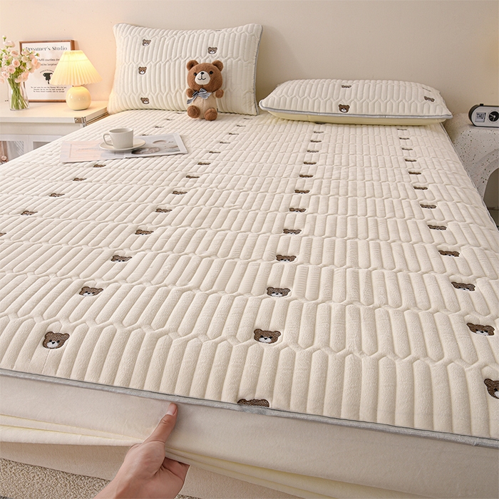 91家纺网 家纺一手货源 找家纺 云木里 2025新款秋冬牛奶绒刺绣夹棉床笠 三色熊-米白