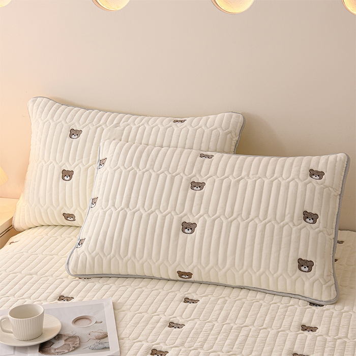 91家纺网 家纺一手货源 找家纺 云木里 2025新款秋冬牛奶绒刺绣夹棉床笠 三色熊-米白