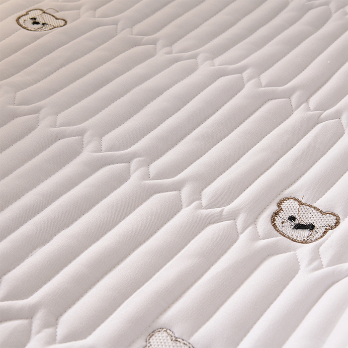 91家纺网 家纺一手货源 找家纺 云木里 2025新款秋冬牛奶绒刺绣夹棉床笠 三色熊-米白