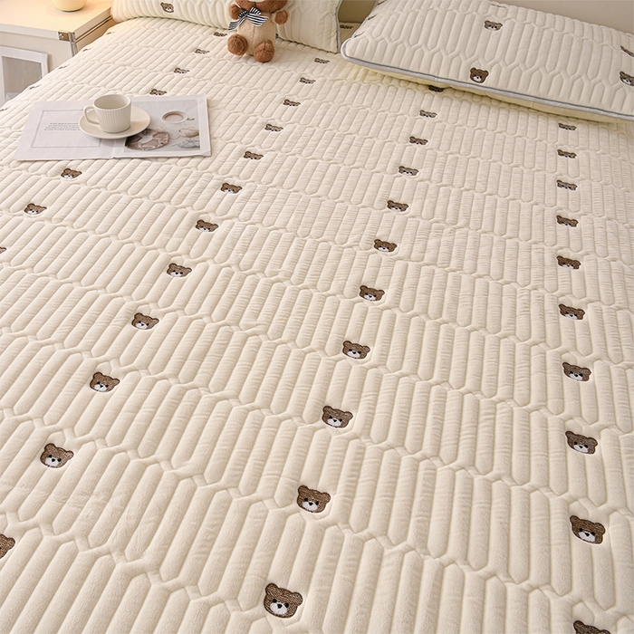 91家纺网 家纺一手货源 找家纺 云木里 2025新款秋冬牛奶绒刺绣夹棉床笠 三色熊-米白