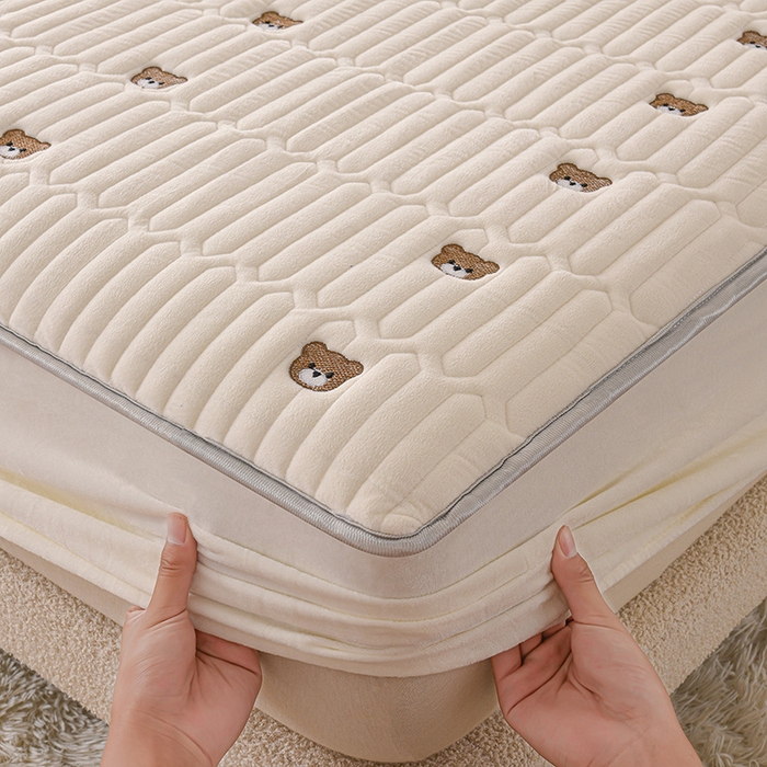 91家纺网 家纺一手货源 找家纺 云木里 2025新款秋冬牛奶绒刺绣夹棉床笠 三色熊-米白