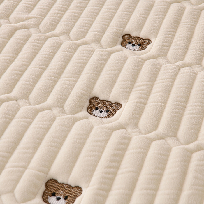 91家纺网 家纺一手货源 找家纺 云木里 2025新款秋冬牛奶绒刺绣夹棉床笠 三色熊-米白