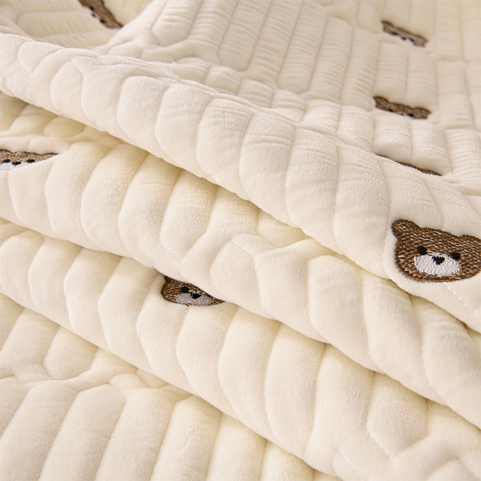 91家纺网 家纺一手货源 找家纺 云木里 2025新款秋冬牛奶绒刺绣夹棉床笠 三色熊-米白