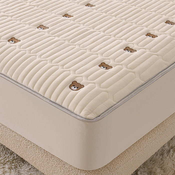 91家纺网 家纺一手货源 找家纺 云木里 2025新款秋冬牛奶绒刺绣夹棉床笠 三色熊-米白