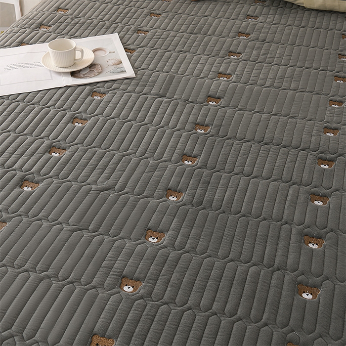 91家纺网 家纺一手货源 找家纺 云木里 2025新款秋冬牛奶绒刺绣夹棉床笠 三色熊-深灰