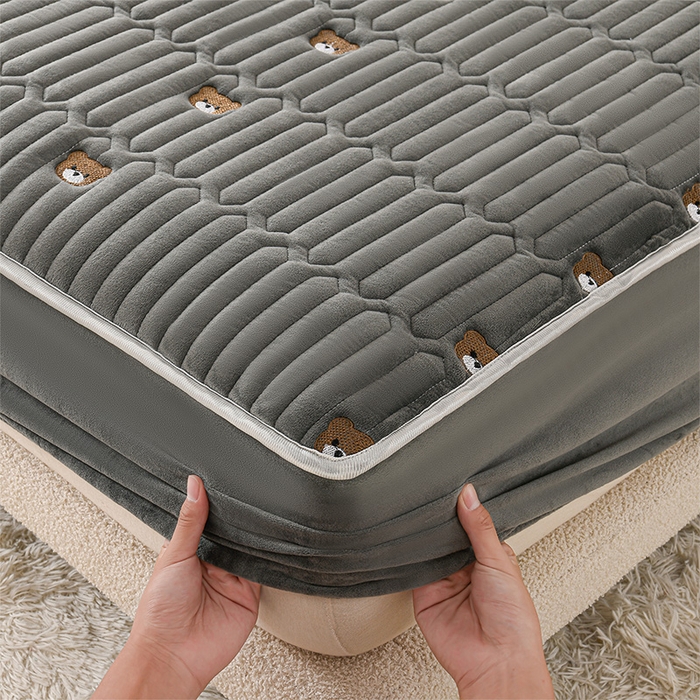 91家纺网 家纺一手货源 找家纺 云木里 2025新款秋冬牛奶绒刺绣夹棉床笠 三色熊-深灰