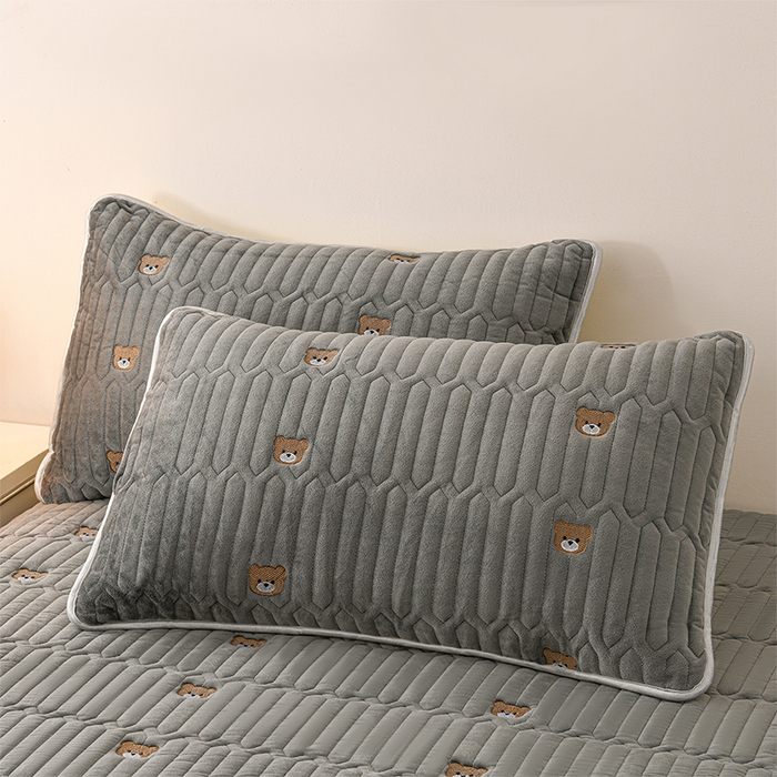 91家纺网 家纺一手货源 找家纺 云木里 2025新款秋冬牛奶绒刺绣夹棉床笠 三色熊-深灰