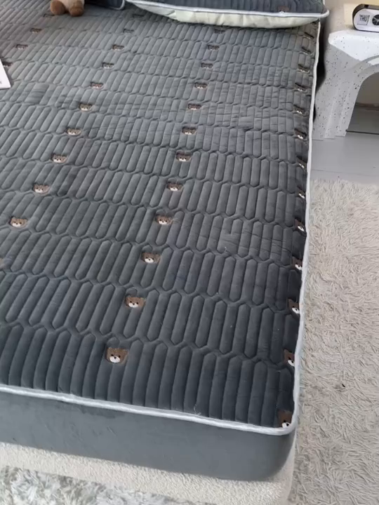 91家纺网 家纺一手货源 找家纺 云木里 2025新款秋冬牛奶绒刺绣夹棉床笠 三色熊-深灰