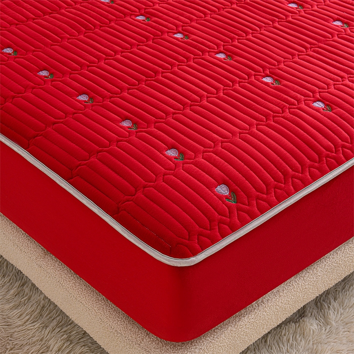 91家纺网 家纺一手货源 找家纺 云木里 2025新款秋冬牛奶绒刺绣夹棉床笠 郁金香-酒红