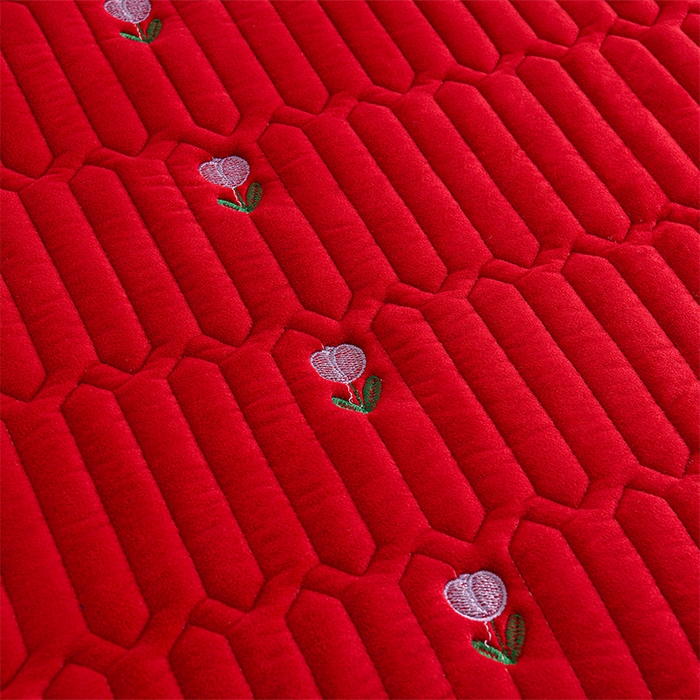 91家纺网 家纺一手货源 找家纺 云木里 2025新款秋冬牛奶绒刺绣夹棉床笠 郁金香-酒红