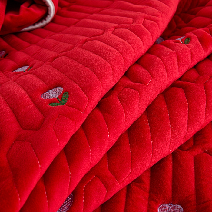 91家纺网 家纺一手货源 找家纺 云木里 2025新款秋冬牛奶绒刺绣夹棉床笠 郁金香-酒红