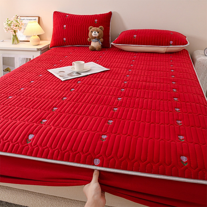 91家纺网 家纺一手货源 找家纺 云木里 2025新款秋冬牛奶绒刺绣夹棉床笠 郁金香-酒红