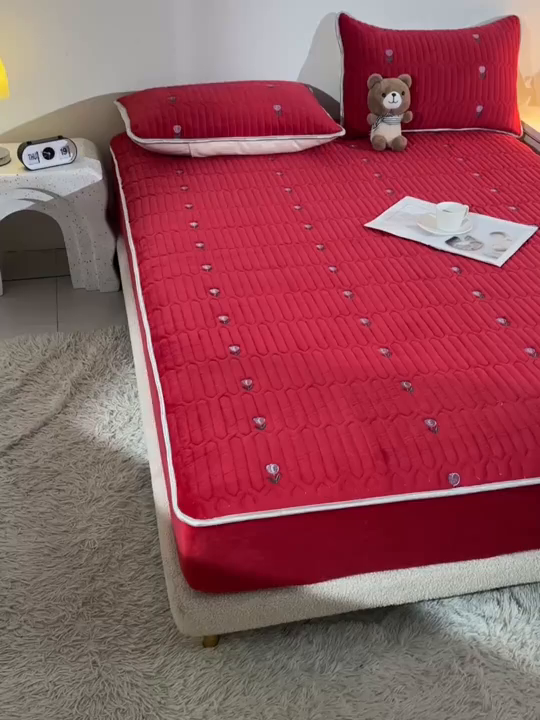 91家纺网 家纺一手货源 找家纺 云木里 2025新款秋冬牛奶绒刺绣夹棉床笠 郁金香-酒红