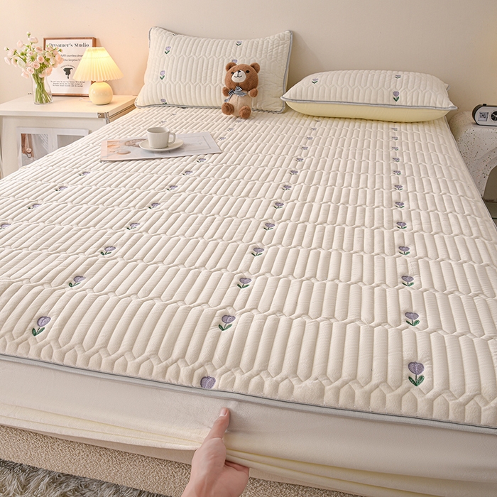 91家纺网 家纺一手货源 找家纺 云木里 2025新款秋冬牛奶绒刺绣夹棉床笠 郁金香-米白