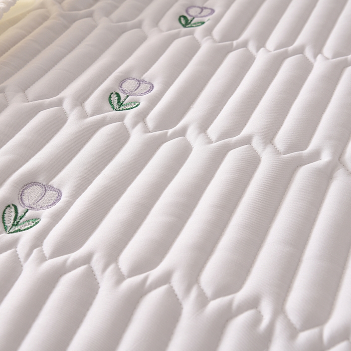 91家纺网 家纺一手货源 找家纺 云木里 2025新款秋冬牛奶绒刺绣夹棉床笠 郁金香-米白