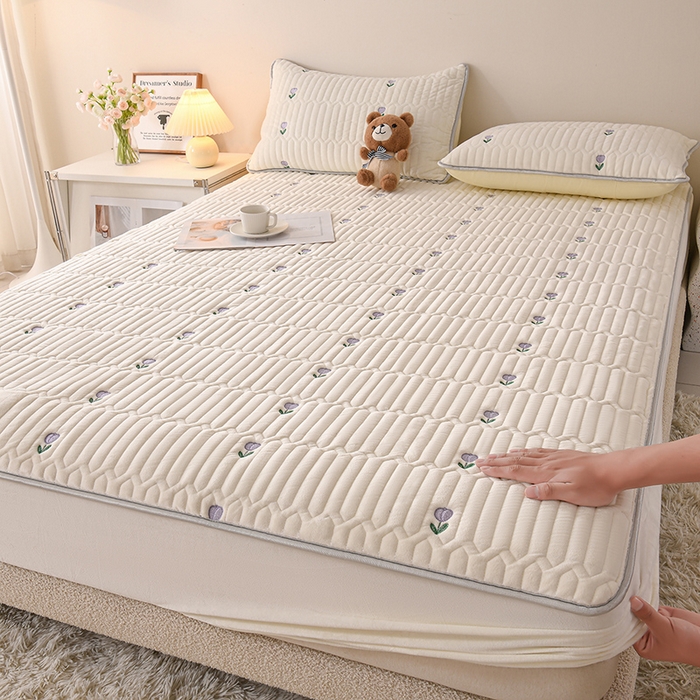 91家纺网 家纺一手货源 找家纺 云木里 2025新款秋冬牛奶绒刺绣夹棉床笠 郁金香-米白