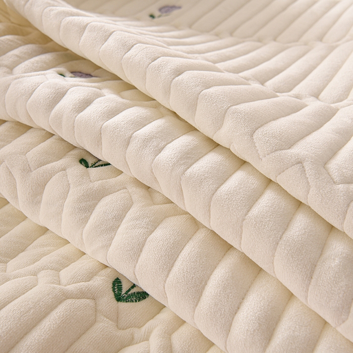 91家纺网 家纺一手货源 找家纺 云木里 2025新款秋冬牛奶绒刺绣夹棉床笠 郁金香-米白