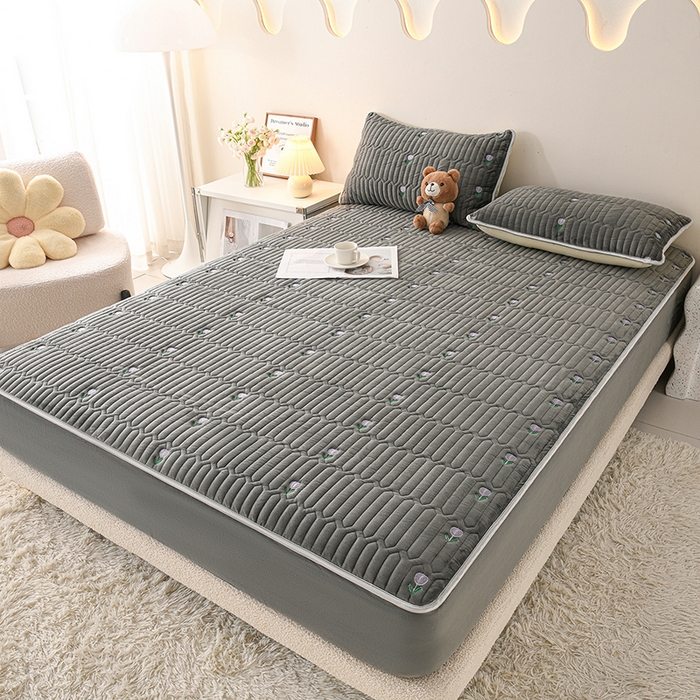 91家纺网 家纺一手货源 找家纺 云木里 2025新款秋冬牛奶绒刺绣夹棉床笠 郁金香-深灰