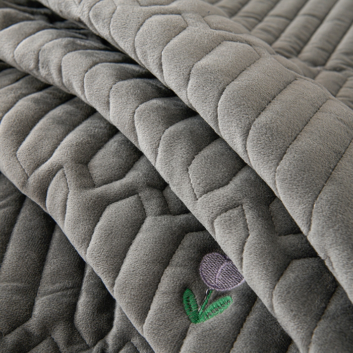 91家纺网 家纺一手货源 找家纺 云木里 2025新款秋冬牛奶绒刺绣夹棉床笠 郁金香-深灰