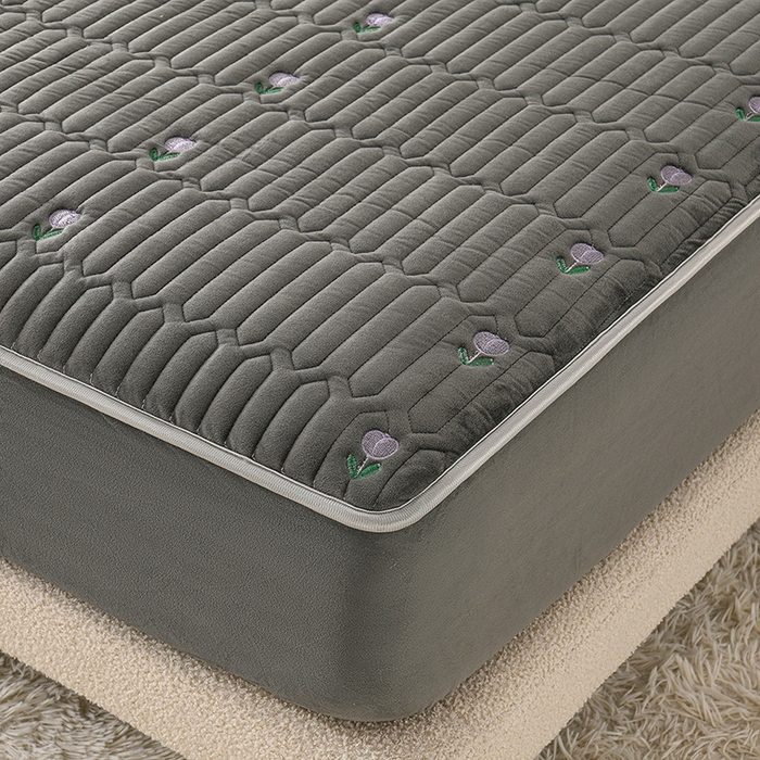 91家纺网 家纺一手货源 找家纺 云木里 2025新款秋冬牛奶绒刺绣夹棉床笠 郁金香-深灰