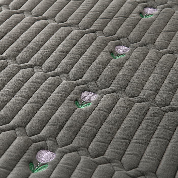 91家纺网 家纺一手货源 找家纺 云木里 2025新款秋冬牛奶绒刺绣夹棉床笠 郁金香-深灰