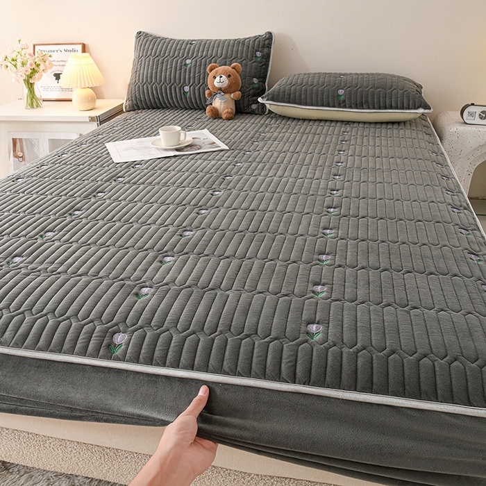 91家纺网 家纺一手货源 找家纺 云木里 2025新款秋冬牛奶绒刺绣夹棉床笠 郁金香-深灰