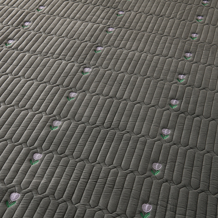 91家纺网 家纺一手货源 找家纺 云木里 2025新款秋冬牛奶绒刺绣夹棉床笠 郁金香-深灰