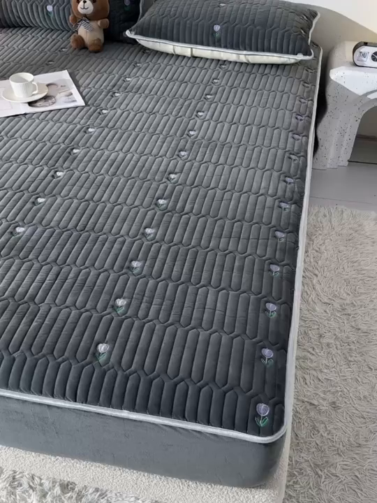 91家纺网 家纺一手货源 找家纺 云木里 2025新款秋冬牛奶绒刺绣夹棉床笠 郁金香-深灰