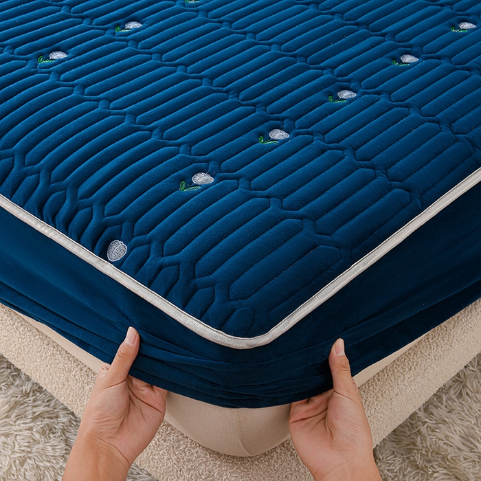 91家纺网 家纺一手货源 找家纺 云木里 2025新款秋冬牛奶绒刺绣夹棉床笠 郁金香-蓝色