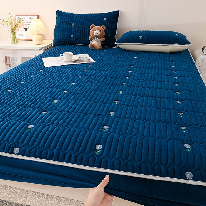 91家纺网 家纺一手货源 找家纺 云木里 2025新款秋冬牛奶绒刺绣夹棉床笠 郁金香-蓝色