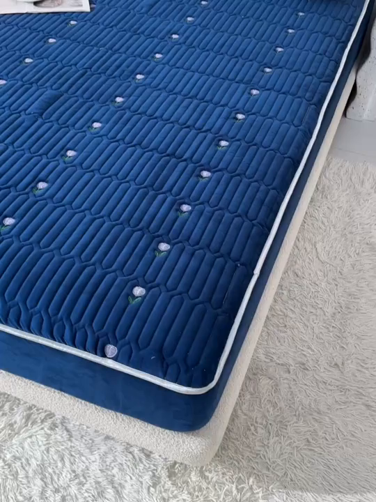 91家纺网 家纺一手货源 找家纺 云木里 2025新款秋冬牛奶绒刺绣夹棉床笠 郁金香-蓝色