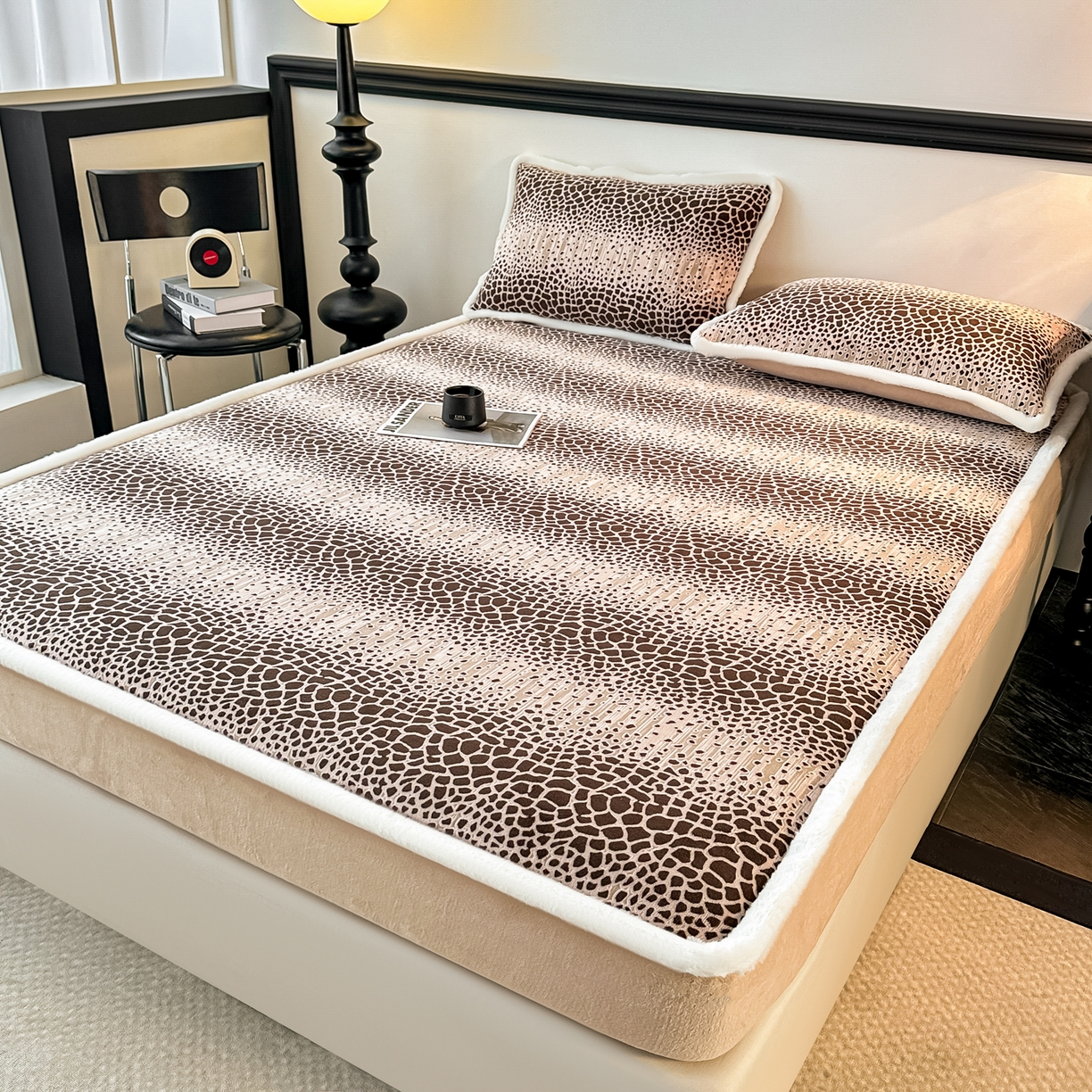 91家纺网 家纺一手货源 找家纺 （总）盛眠家纺 2025新款牛奶绒雕花兔毛包边床笠三件套