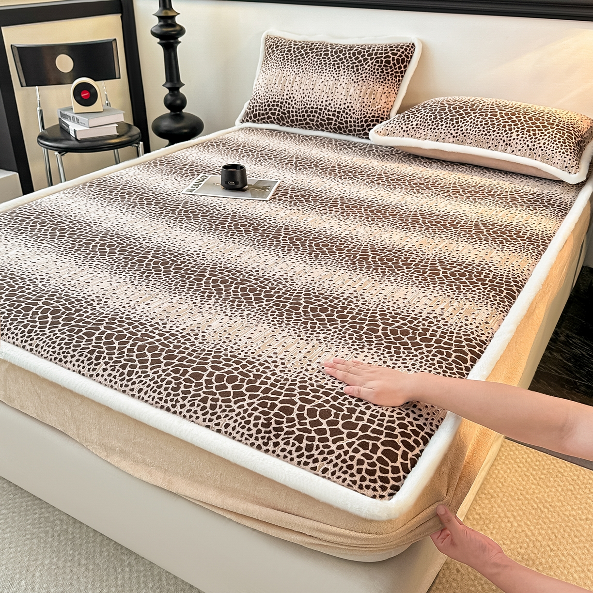 91家纺网 家纺一手货源 找家纺 （总）盛眠家纺 2025新款牛奶绒雕花兔毛包边床笠三件套