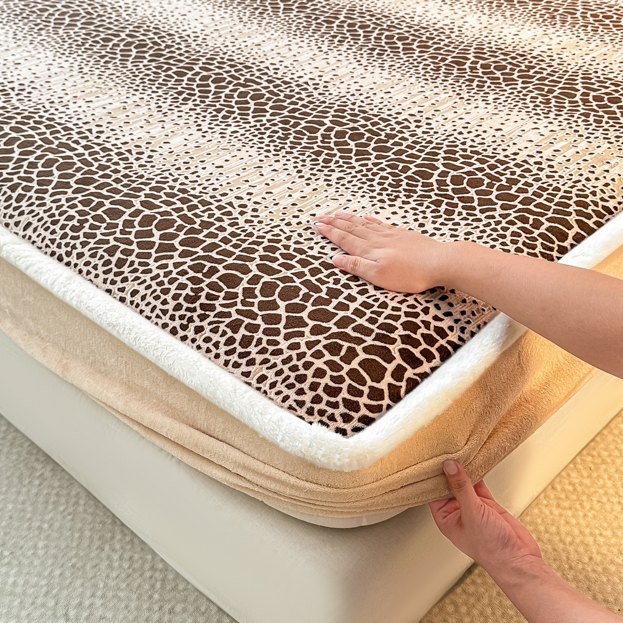 91家纺网 家纺一手货源 找家纺 （总）盛眠家纺 2025新款牛奶绒雕花兔毛包边床笠三件套