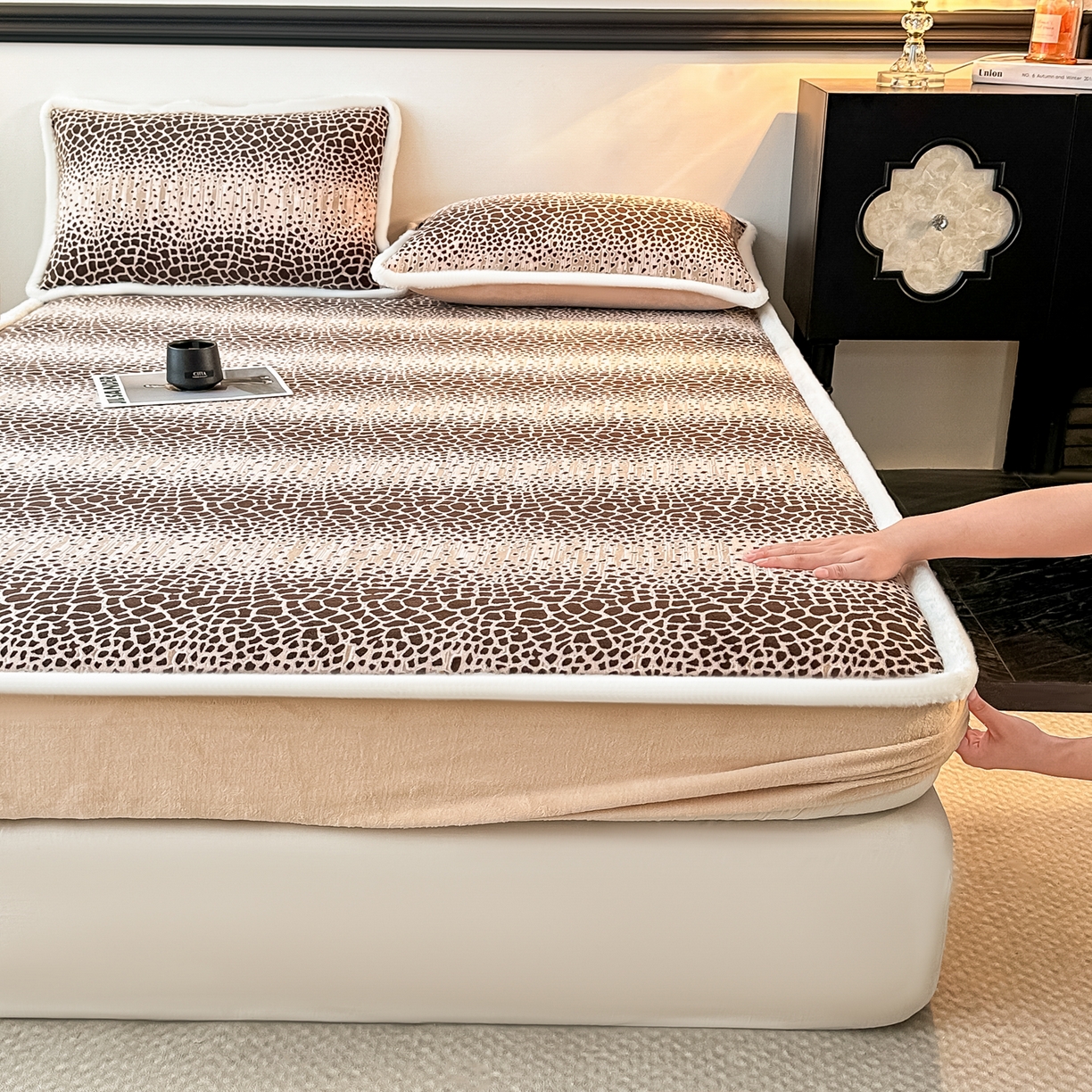 91家纺网 家纺一手货源 找家纺 （总）盛眠家纺 2025新款牛奶绒雕花兔毛包边床笠三件套