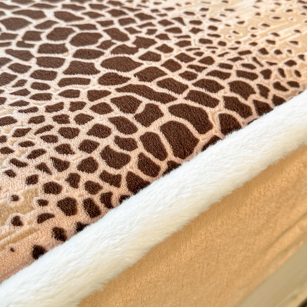 91家纺网 家纺一手货源 找家纺 （总）盛眠家纺 2025新款牛奶绒雕花兔毛包边床笠三件套