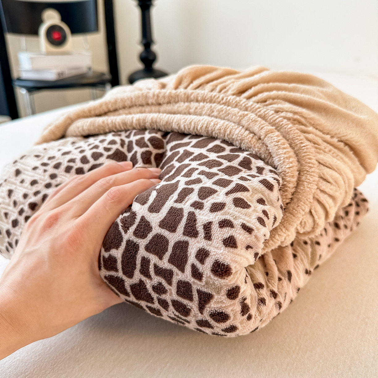 91家纺网 家纺一手货源 找家纺 （总）盛眠家纺 2025新款牛奶绒雕花兔毛包边床笠三件套