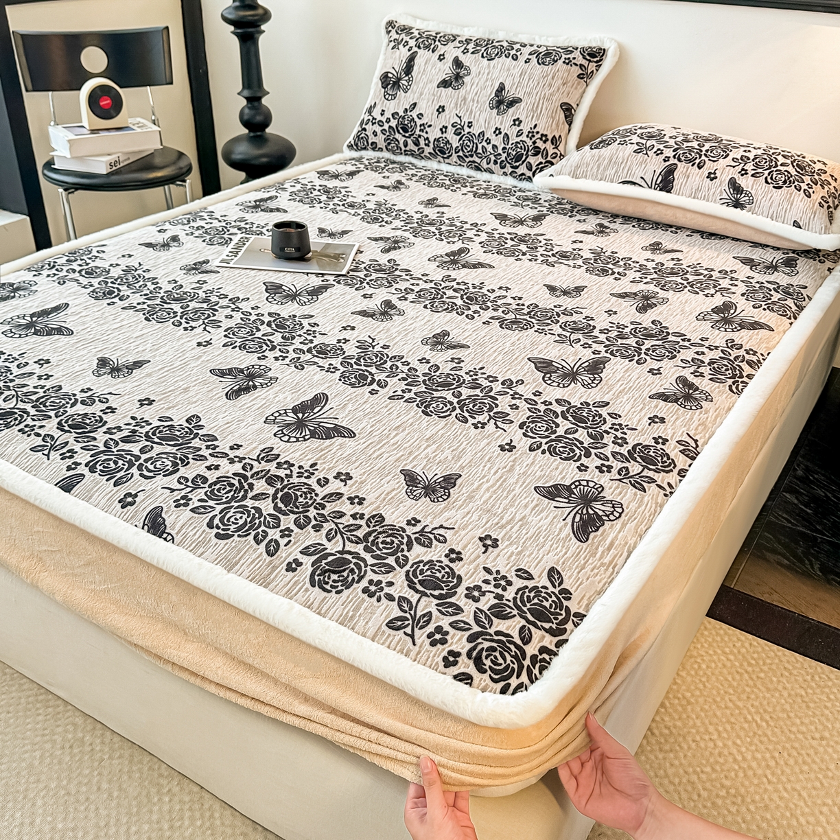 91家纺网 家纺一手货源 找家纺 （总）盛眠家纺 2025新款牛奶绒雕花兔毛包边床笠三件套