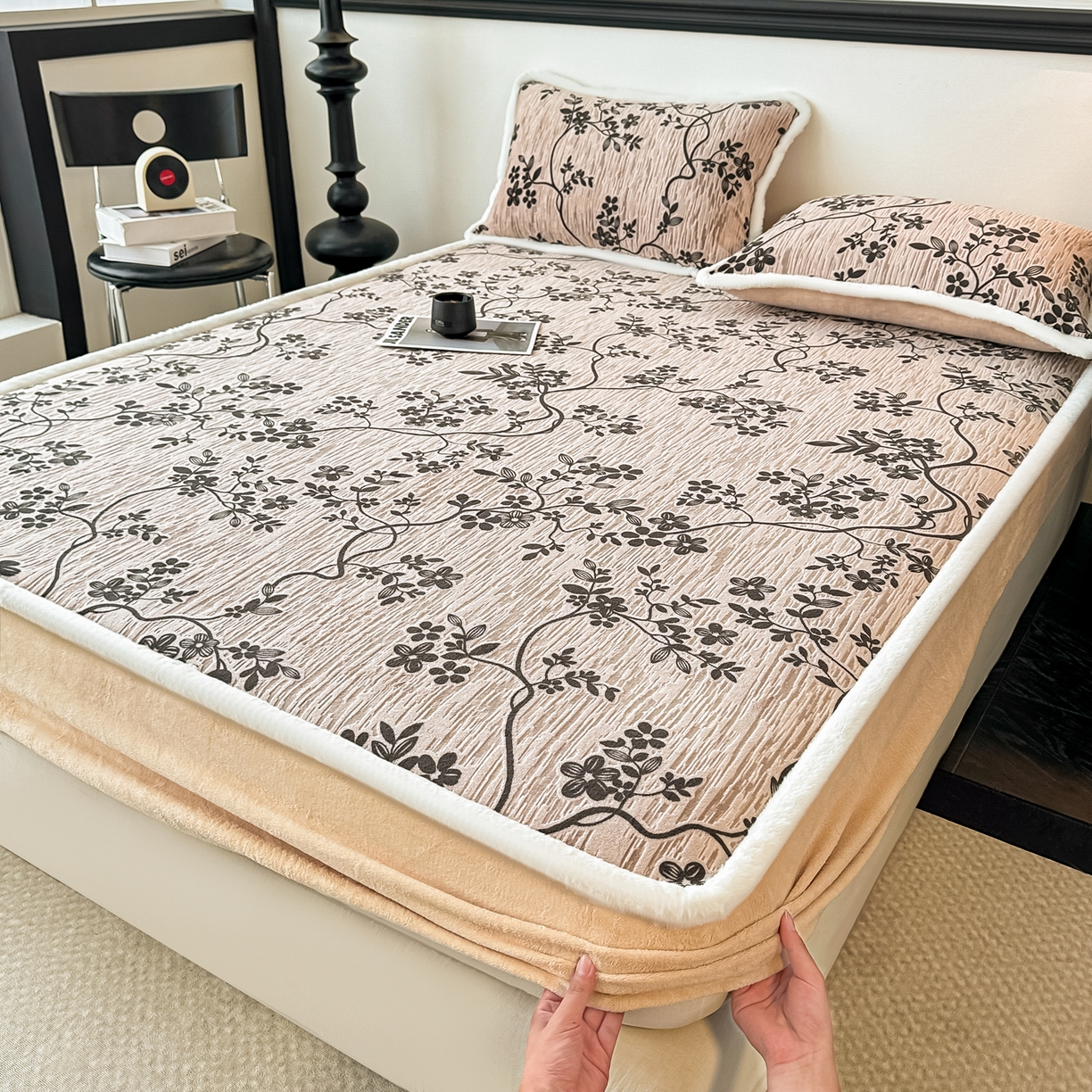 91家纺网 家纺一手货源 找家纺 （总）盛眠家纺 2025新款牛奶绒雕花兔毛包边床笠三件套