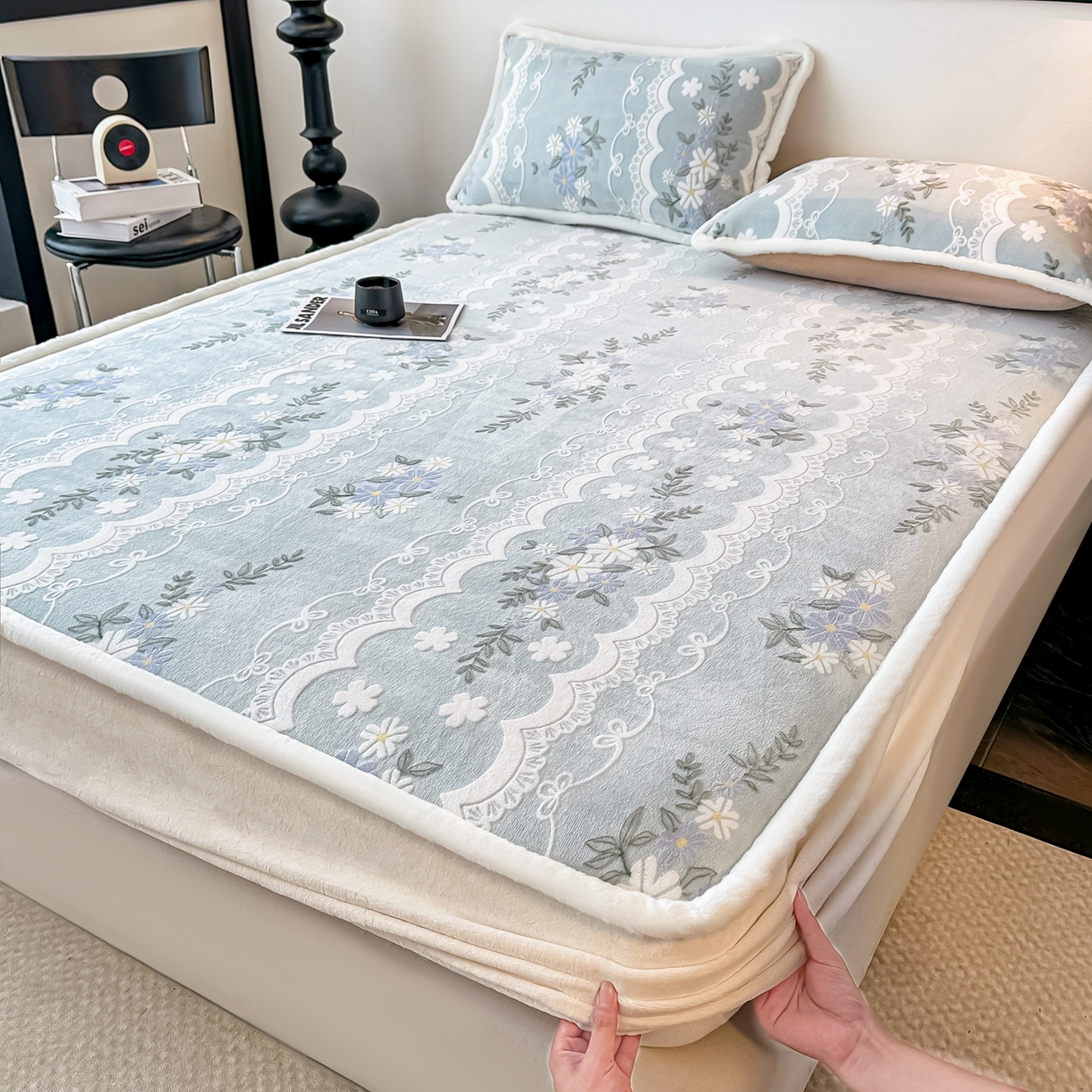 91家纺网 家纺一手货源 找家纺 （总）盛眠家纺 2025新款牛奶绒雕花兔毛包边床笠三件套