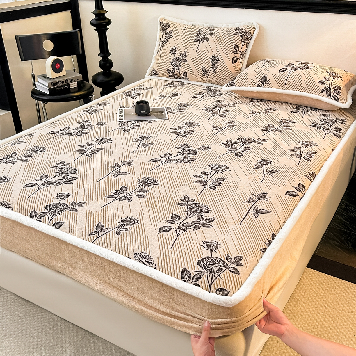 91家纺网 家纺一手货源 找家纺 （总）盛眠家纺 2025新款牛奶绒雕花兔毛包边床笠三件套