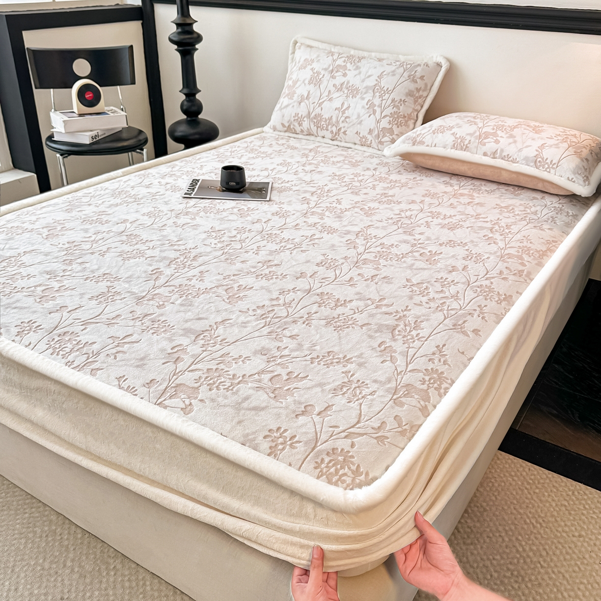 91家纺网 家纺一手货源 找家纺 （总）盛眠家纺 2025新款牛奶绒雕花兔毛包边床笠三件套