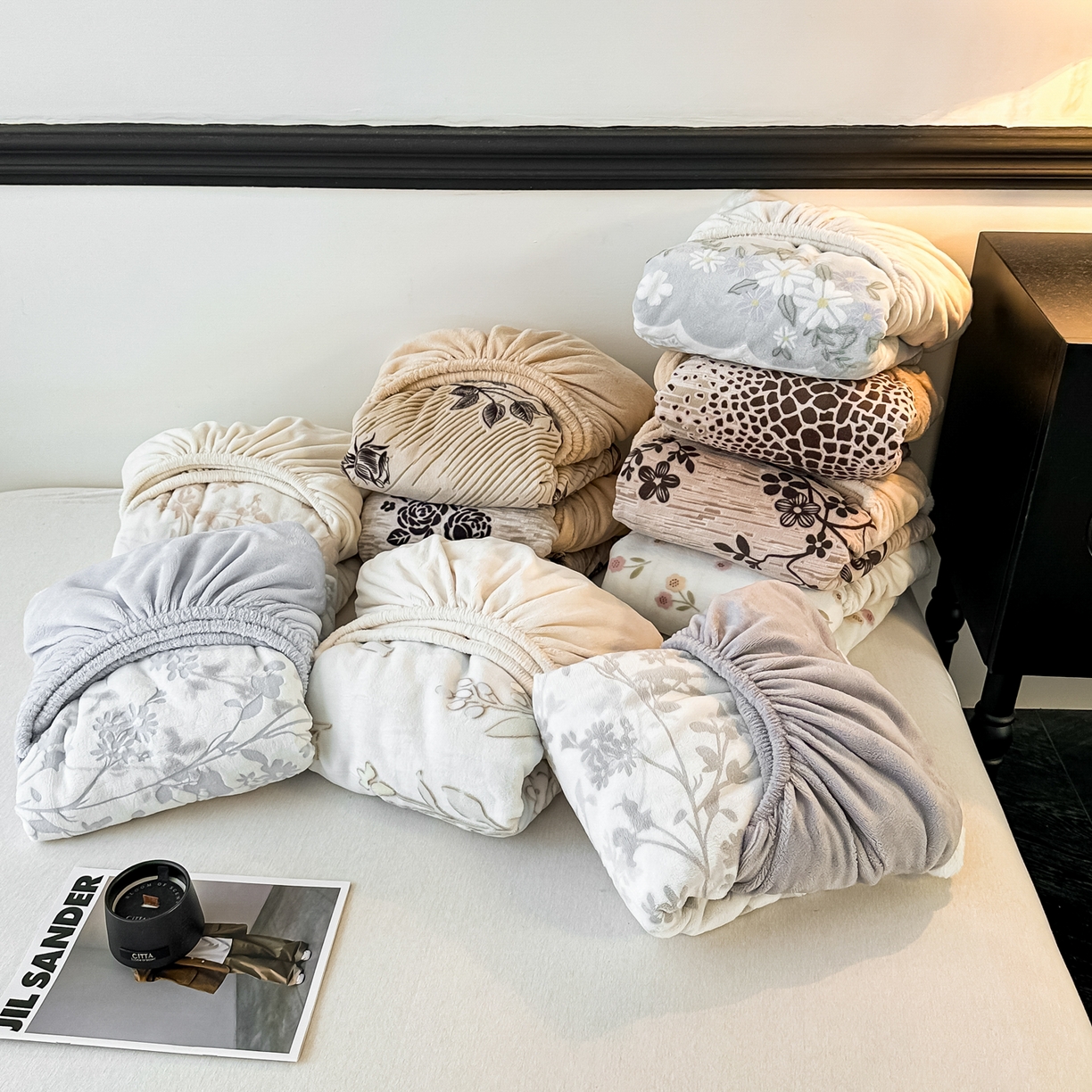 91家纺网 家纺一手货源 找家纺 （总）盛眠家纺 2025新款牛奶绒雕花兔毛包边床笠三件套