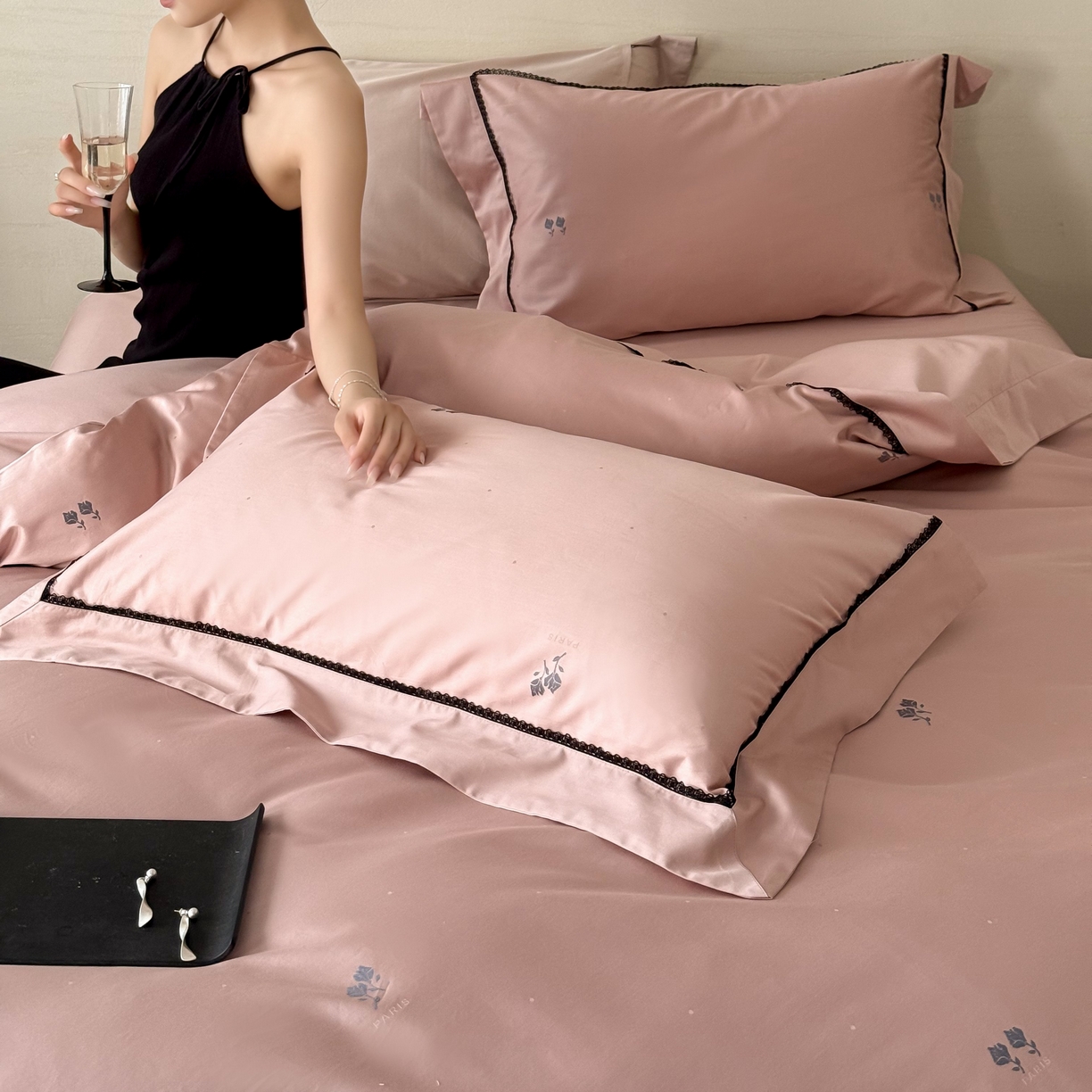 91家纺网 家纺一手货源 找家纺 优然居家纺 2025新款50s全棉纯棉色织蕾丝花边四件套-维也纳 维也纳粉