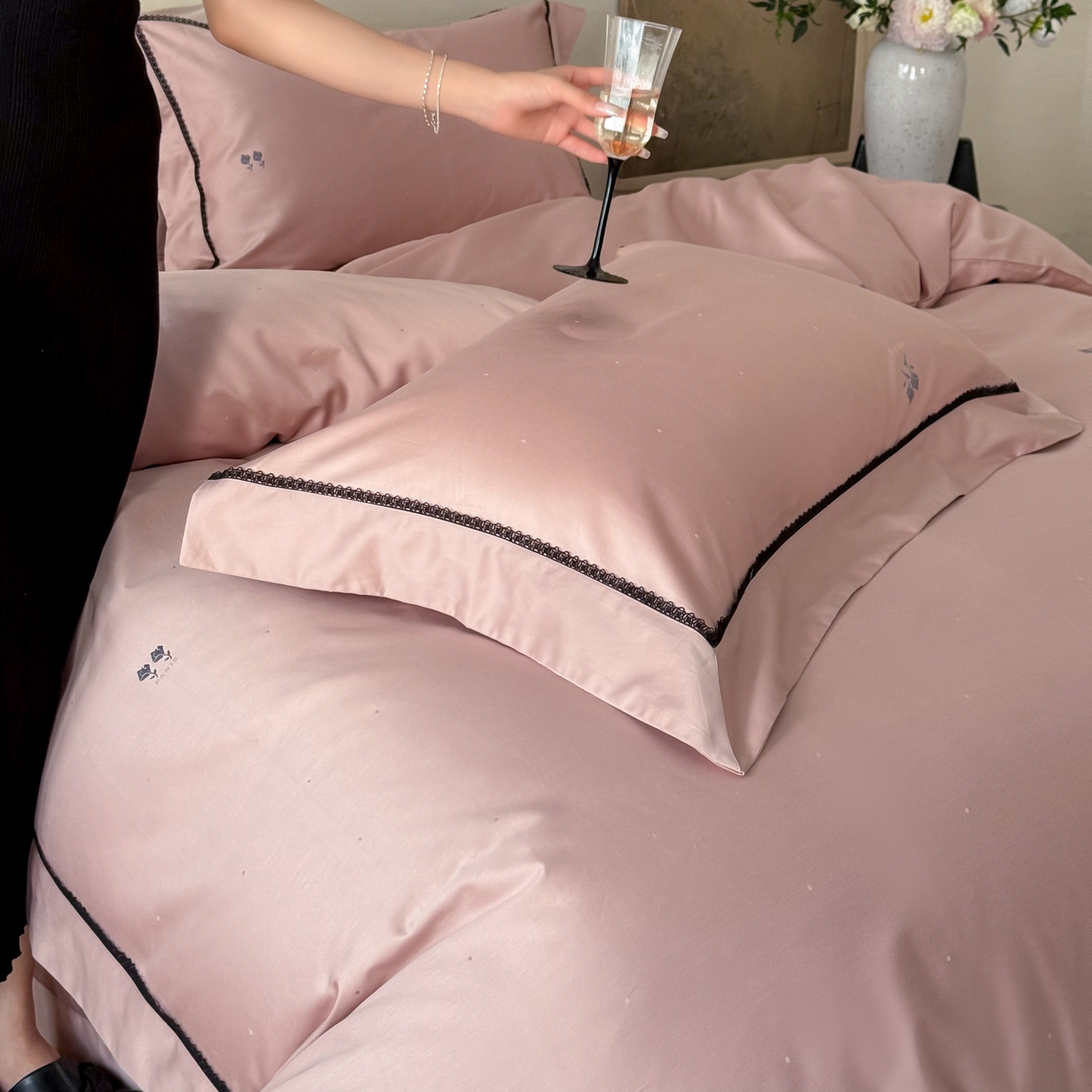 91家纺网 家纺一手货源 找家纺 优然居家纺 2025新款50s全棉纯棉色织蕾丝花边四件套-维也纳 维也纳粉