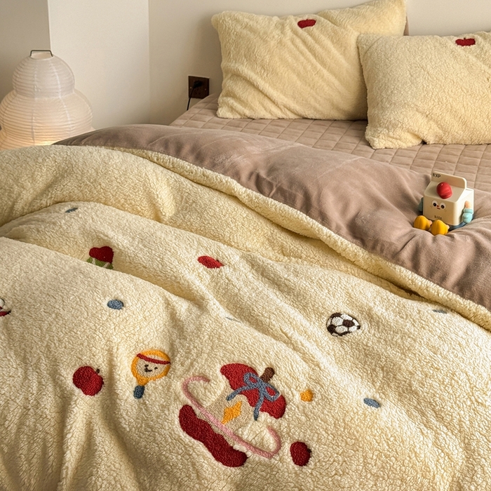 91家纺网 家纺一手货源 找家纺 （总）TT.one 塔塔家居 2025新款羊羔绒牛奶绒暖绵绵毛巾绣床单床裙床盖款四件套